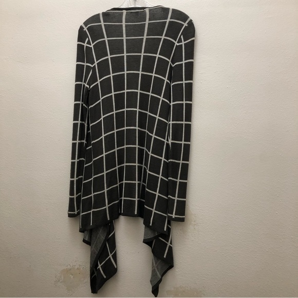 Pink Clover W S M Gray/White Long Sleeve Geometric Print Asymmetric Hem Cardigan - Picture 2 of 9